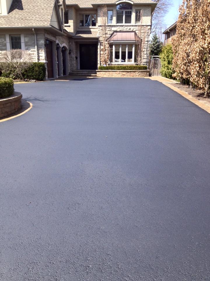 residential driveway asphalt sealing